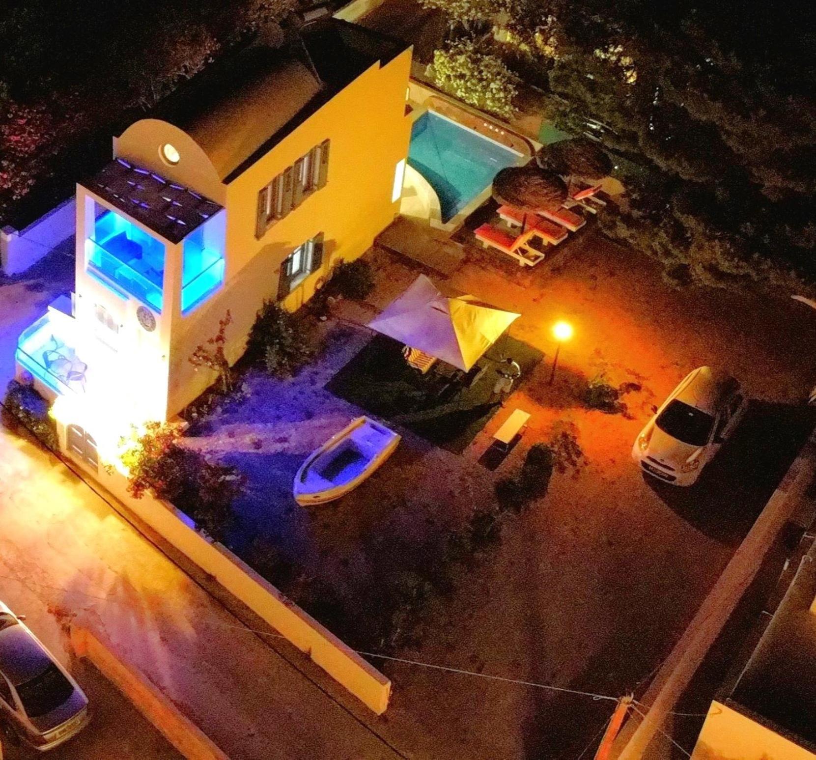 Located By The Sea One Beachfront Private Captain Lazaros Pool Villa With Loft In 750Sqm Spacious Private Plot-Jacuzzi-Sunrelax-Furnished Terace-Gazebo-Private Parking,Sleep 3 Adults And 2 Children, Just Steps From The Black Beach-Seaview Перисса Экстерьер фото