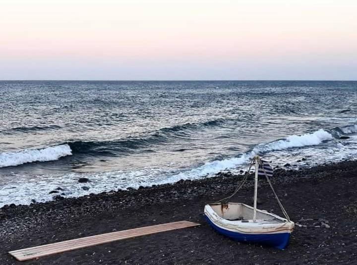 Located By The Sea One Beachfront Private Captain Lazaros Pool Villa With Loft In 750Sqm Spacious Private Plot-Jacuzzi-Sunrelax-Furnished Terace-Gazebo-Private Parking,Sleep 3 Adults And 2 Children, Just Steps From The Black Beach-Seaview Перисса Экстерьер фото